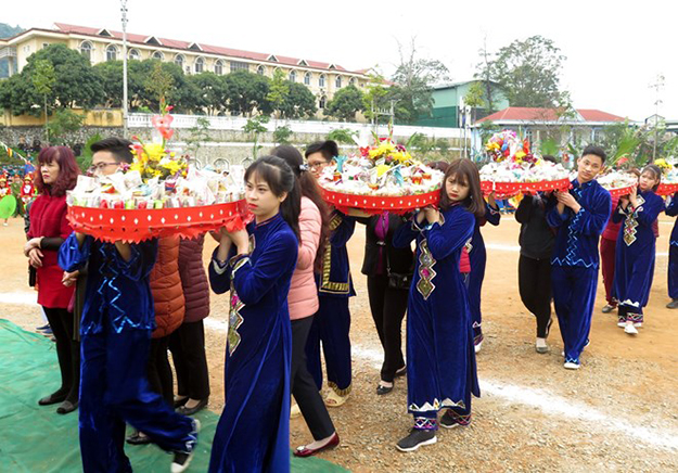 越南宣光省隆东节热闹登场